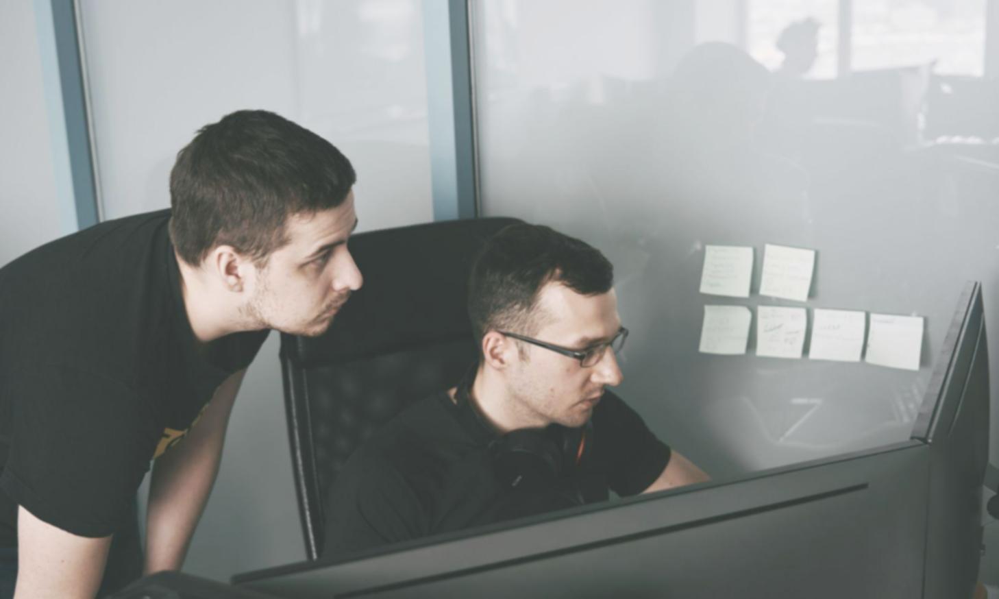 Groupe d'étudiants collaborant sur un projet financier